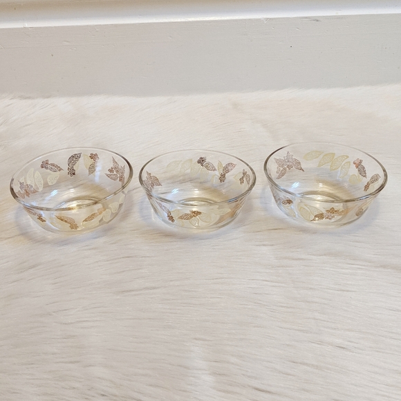 Vintage sit of 3 bowls with gold leaf print. - Picture 2 of 8